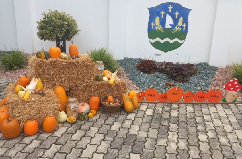 Őszi dekorációba öltözött Veszkény 